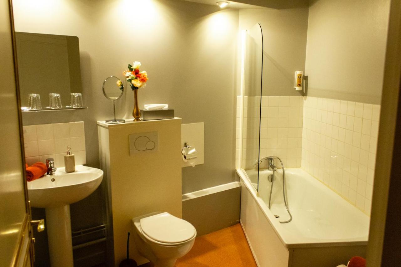 Hotel Le Baron Crémieu エクステリア 写真