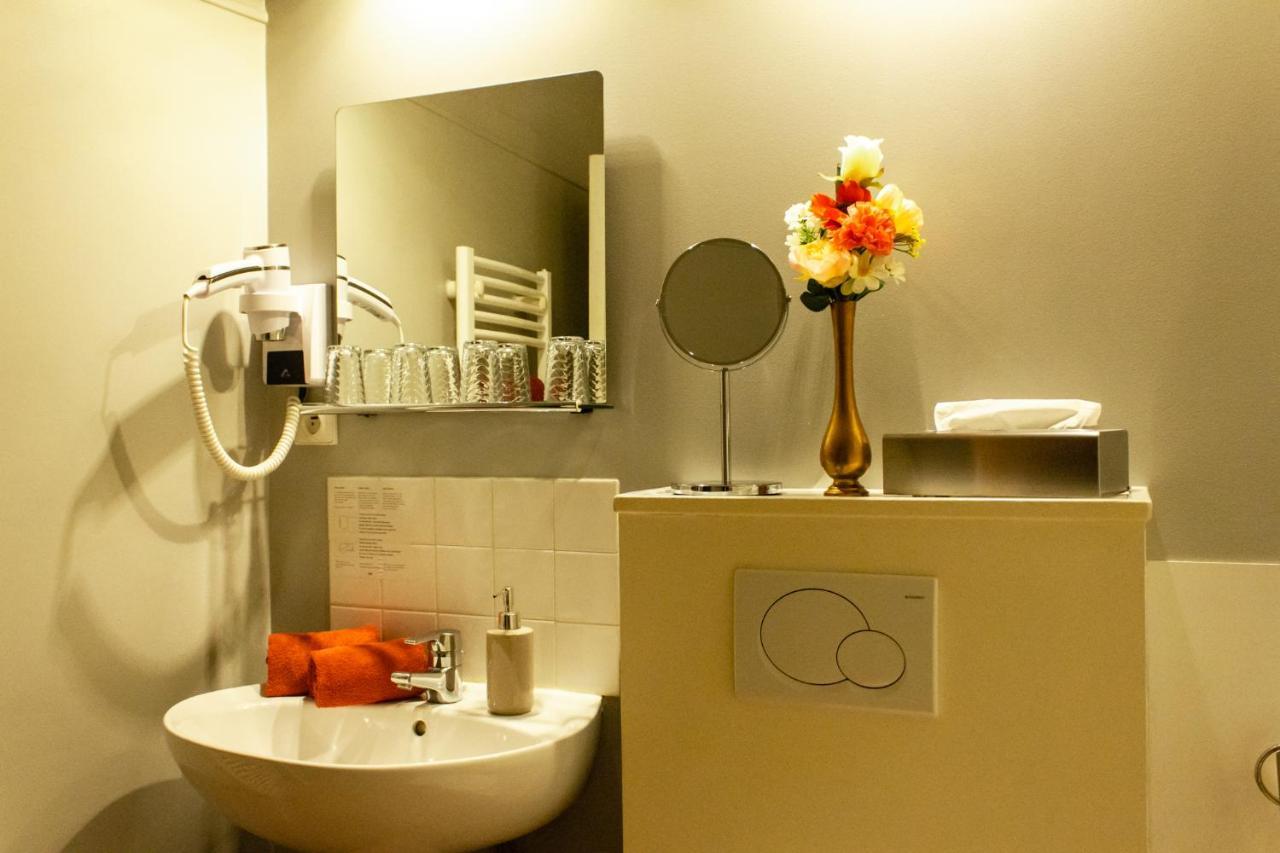 Hotel Le Baron Crémieu エクステリア 写真