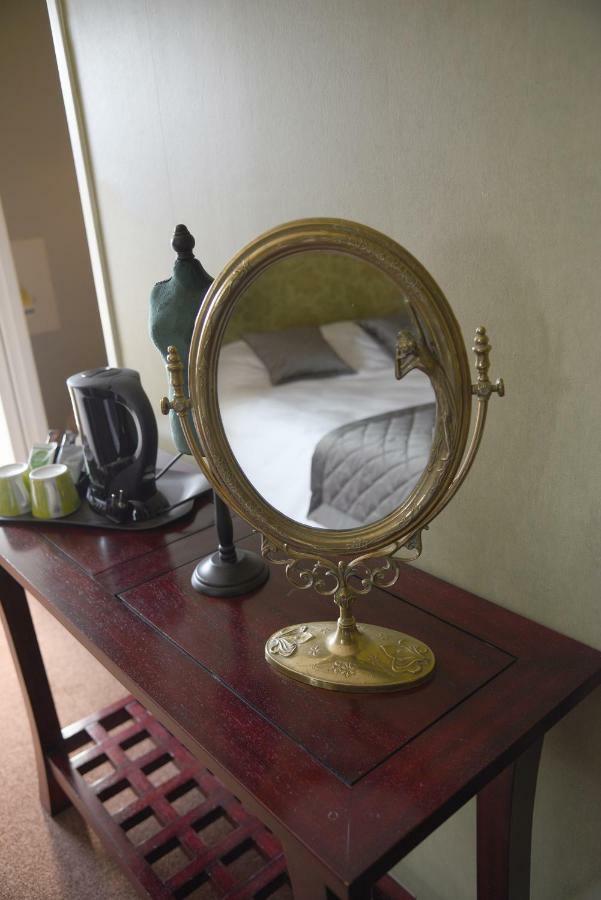 Hotel Le Baron Crémieu エクステリア 写真