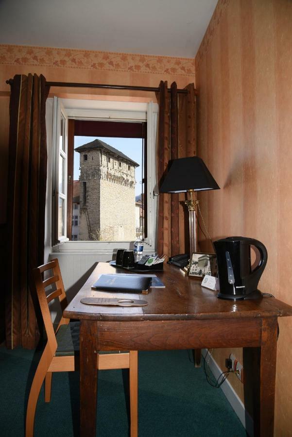 Hotel Le Baron Crémieu エクステリア 写真