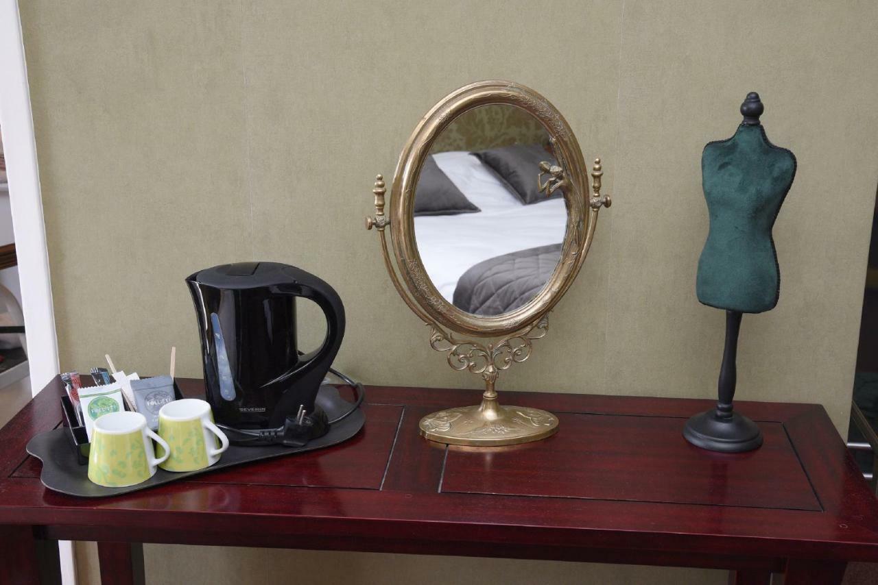 Hotel Le Baron Crémieu エクステリア 写真